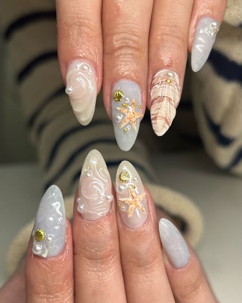 𝙂𝙚𝙡𝙚𝙨𝙩𝙞𝙖𝙡 𝙉𝙖𝙞𝙡𝙨 | Seashells on the shore ~ 🐚🌊 ✧ : *✧ :* ✧ *✧: #gelnails #nailinspo #nailinspiration #nailart #naildesigns #nailartinspo #nailsoftheday… | Instagram Shell Nails, Seashell Nails, Beach Nail Art, Beach Nail, Summer Nails Beach, Nail Art Wedding, Beach Nails, Pretty Acrylic Nails, June 21