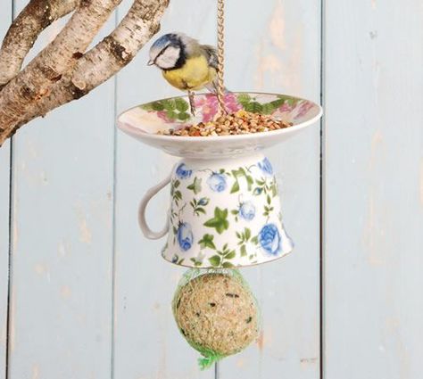 25 Lovely DIY Upcycled Birdfeeders Teacup Birdfeeder, Wine Bottle Bird Feeder, Bird Feeder Plans, Tea Cup Art, Easy Yarn Crafts, Teacup Crafts, China Crafts, Country Garden Decor, Homemade Bird Feeders