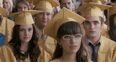 Bella & Edward at Forks High Graduation - The Twilight Saga: Eclipse Bella Y Edward, Twilight Saga Quotes, Twilight Movie Scenes, Bella Edward, Bella And Edward, The Twilight Saga Eclipse, Stephanie Meyers, Disaster Movie, Twilight Memes