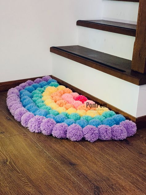 Joululahjat Diy, Simpul Makrame, Pom Pom Rug, Pom Pom Crafts, Craft Room Decor, Yarn Diy, Diy Creative Crafts, Fun Diy Crafts, Sweater Crochet Pattern