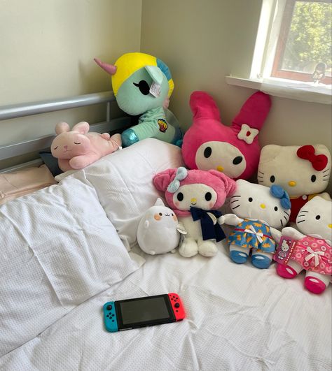 Bed With Plushies, Plushies On Bed, Plushie Bed, Games Corner, Hello Kitty Plushie, Corner Bedroom, Dorm Room Designs, Bedroom Corner, Single Bed