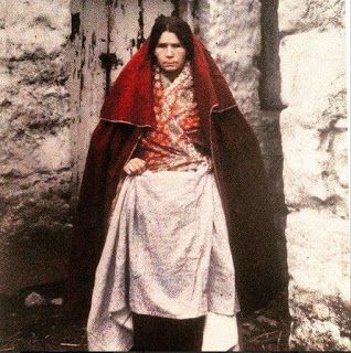 McCain's Corner: The Gaelic Wise Woman of Claddagh 1913 Historical Irish Clothing, Traditional Irish Clothing, Irish Witch, Ireland Cottage, Celtic Dress, Irish Dress, Irish Clothing, Ancient Ireland, Images Of Ireland