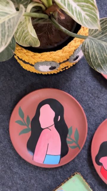 Terracotta Plate Wall Art, Terracotta Plate Painting, Wall Plate Painting Ideas, Plate Art Wall Decorating Ideas, Plate Painting Ideas Aesthetic, Clay Plate Painting, Circle Girl, Terracotta Plates, Ram Drawing