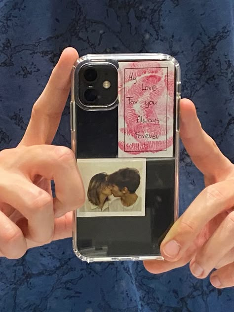 Phone Case Ideas For Couples, Diy Phone Case For Boyfriend, Couple Phone Cover Ideas, Couple Phone Cases Diy, Phone Case For Boyfriend, Cute Couple Gifts For Him, Clear Case Decoration Ideas, Couple Phone Cases Aesthetic, Gift Ideas For Husband Birthday