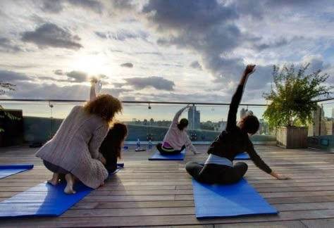 Serene Social - Poolside yoga on Thursdays in NYC Yoga Deck Outdoor, Yoga Space Ideas, Rooftop Gym, Outdoor Yoga Studio, Roof Deck Ideas, Rooftop Yoga, Yoga Sunset, Garden With Pool, Yoga Deck