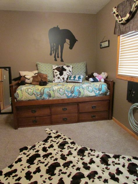 Western teen horse decor. I need to find a wall cling like this. Horse Bedroom Ideas, Horse Bedrooms, Horse Girls Bedroom, Horse Themed Bedrooms, Horse Bedroom, Cowgirl Bedroom, Scandinavian Style Bedroom, Cowgirl Room, Horse Room