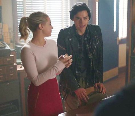 Jughead Jones And Betty Cooper, Jughead And Betty Kiss, Riverdale Couples, Jughead And Betty, Riverdale Betty And Jughead, Lili Reinhart And Cole Sprouse, Riverdale Cw, Cole Sprouse Jughead, Riverdale Betty