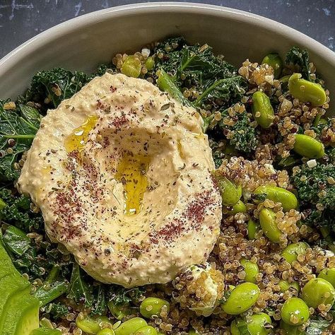 𝐇𝐚𝐧𝐧𝐚𝐡 Dryden-Jones on Instagram: "Quinoa Edamame Bowl Craving a quick, wholesome lunch bursting with flavour? Look no further! My quinoa edamame bowl, infused with a vibrant basil pesto is perfect for a filling veggie lunch. In the bowl: 125g cooked quinoa 100g cooked edamame beans Handful of steamed kale Pinch of salt 1tbsp @belazu_co pesto 30g feta Handfuls chopped basil Topped with hummus and 1/2 avocado Lemon juice and evoo to finish Cook the quinoa, edamame beans and kale - add to a bowl whilst they are still warm. Stir a tbsp of the pesto through the ingredients and coat well. Assemble the other ingredients and serve! #quinoabowl #vegetarian #lunchtime #easymeals #edamame #heresmyfood #pesto" Cooked Edamame, Edamame Bowl, Quinoa Edamame, Beans And Kale, Steamed Kale, Veggie Lunch, Edamame Hummus, Cooked Quinoa, Edamame Beans