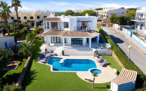 5 Stunning Villas in The Algarve, Portugal - Travel Noire Houses In Portugal, Portuguese Villa, Portugal Villa, Portugal House, Bathroom With Tub, Mavericks Surfing, Portugal Vacation, Villa With Pool, Travel Noire