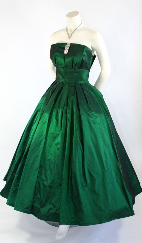 Christian Dior Ballgown c.1950s Dior Ballgown, Custom Made Prom Dress, Look Retro, Fashion 1950s, Vintage Gowns, Vintage Couture, Vestidos Vintage, 1950s Dress, Moda Vintage