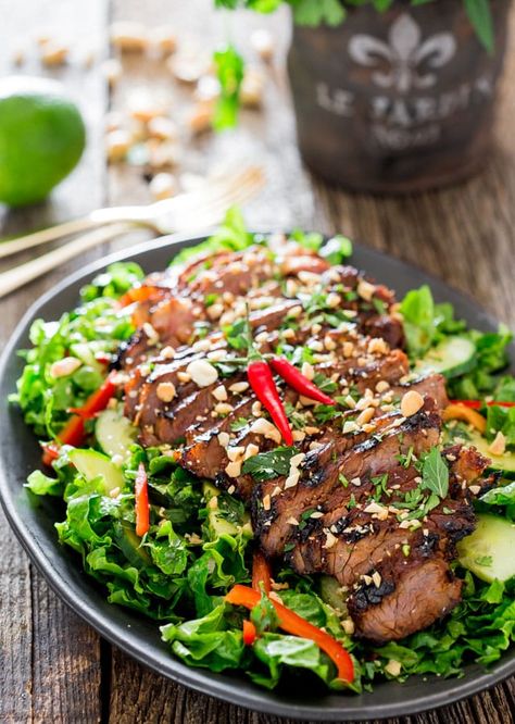 This Easy Thai Steak Salad is a super quick meal to prepare! It's loaded with veggies and features a grilled Thai-inspired marinated sirloin steak. A must try salad if you're looking for something healthy but also to satisfy those tastebuds! #thai #steak #salad Thai Steak Salad, Thai Steak, Salad Steak, Steak Salad Recipe, Grilled Steak Recipes, Salad Easy, Beef Salad, Steak Salad, Detox Drinks Recipes