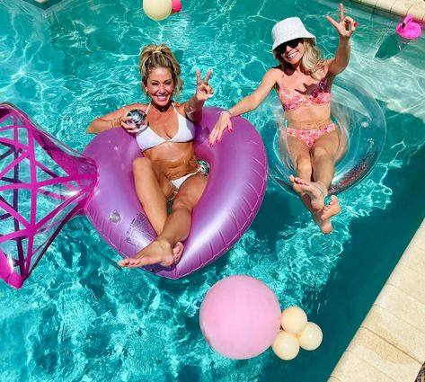 💍 Splish, splash, it's a bachelorette bash! 💖✨ Celebrate the bride and friendship with a poolside paradise set up by Bashes & Bubbly! 🍾🎉 • #BacheloretteParty #destinflorida #bachweekend #bacheloretteinspiration #bacheloretteweekend #bacheloretteplanners #bachelorettedecor #bacheloretteplanners #BashesAndBubbly #PoolPartyGoals Last Splash Bachelorette Party, Last Splash Bachelorette, Last Splash, Bachelorette Decorations, Beach Bachelorette, Fort Walton Beach, Destin Florida, Bach Party, Pool Floats