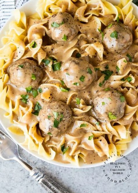 If you've ever had the Swedish Meatballs at IKEA then you are going to fall all over yourself when you try these! There is 1 key ingredient that makes th... Best Swedish Meatballs, Pasta And Meatballs, Meatballs And Gravy, Diner Recept, Appetizer Ideas, Swedish Meatballs, White Bowl, Minced Meat, White Sauce