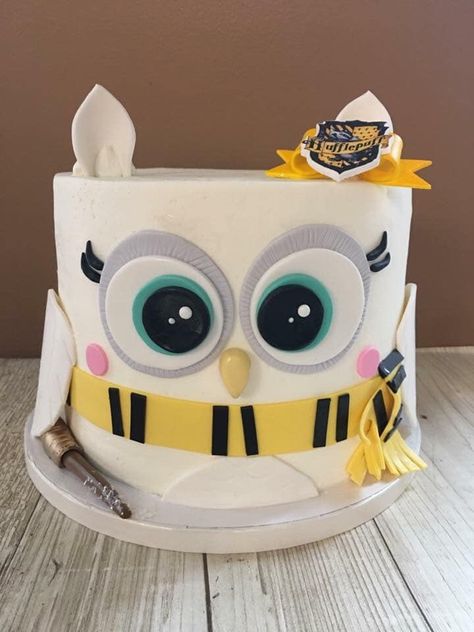 Hufflepuff Harry Potter Owl Cake Harry Potter Owl Cake, Hufflepuff Cake, Hp Cake, Hufflepuff Harry Potter, Harry Potter Cupcakes, Harry Potter Theme Birthday, 9th Birthday Cake, Harry Potter Birthday Cake, Cumpleaños Harry Potter