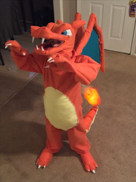 Charizard Halloween costume. The flame on the tail actually lights up!! Charizard Halloween Costume, Diy Charizard Costume, Charizard Costume Diy, Pokemon Costumes Kids, Charizard Costume, Banana Ghosts, Diy Costumes Kids Boys, Umbreon Pokemon, Pokemon Costumes