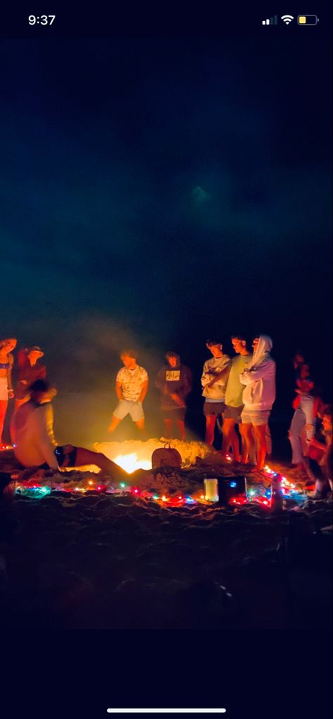 Friends Bonding Aesthetic, Bombfire Party Ideas, Bond Fire Party Ideas, American Camp Aesthetic, Bombfire Party, Bonfire Night Aesthetic, Bonding Aesthetic, Beach Bonfire Aesthetic, Bonfire Birthday Party Ideas