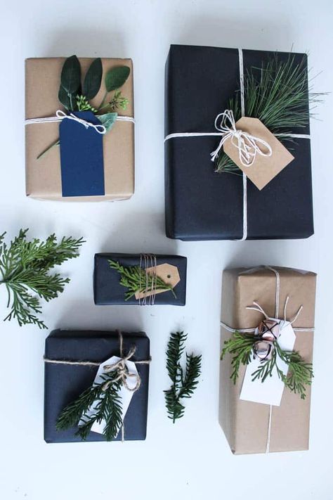 Beautiful DIY gift wrap ideas using white, black, and kraft paper. Love the natural look of the added greenery and string. Simple yet stunning Christmas gift wrap ideas! Christmas Gift Wrap Ideas, Natal Natural, Christmas Wrapping Diy, Gift Wrap Ideas, Xmas Gift Wrap, Amazing Christmas Gifts, Christmas Gift Wrap, Simple Gift Wrapping, Wrap Ideas