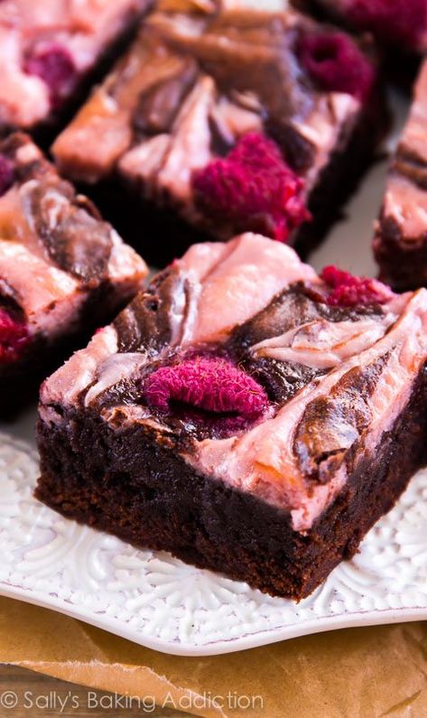 Rasberry Brownies, Pink Brownies, Pink Desserts Recipes, Raspberry Cheesecake Brownies, Fudgy Homemade Brownies, Berry Desserts, Cheesecake Brownies Recipe, Sallys Baking, Cheesecake Brownie