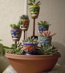 Tiki Planters Pots, Diy Flower Pot Ideas, Diy Tiki Decorations, Tiki Patio Ideas, Tiki Crafts, Tiki Patio, Tropical Decorations, Tiki Ideas, Tiki Faces