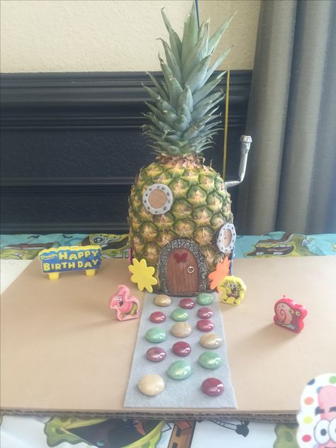 Spongebob house made with a real pineapple Spongebob Pineapple House Diy, Spongebob Squarepants House, Diy Spongebob, Spongebob Pineapple House, Spongebob Squarepants Party, Spongebob Birthday Party Decorations, Spongebob House, Candy Centerpiece, Pineapple House