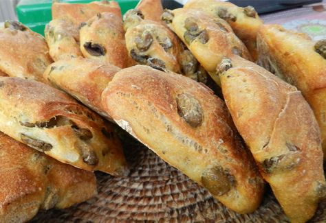 pane alle olive. Tutto il gusto delle olive della nostra terra in questo pane dalla consistenza morbidissima e dal gusto unico Pane Alle Olive, Pizza Bread Recipe, Tuscan Recipes, Italian Cuisine Recipe, Olive Bread, Fall Cooking, Delicious Bread, Bakery Recipes, Bread And Pastries