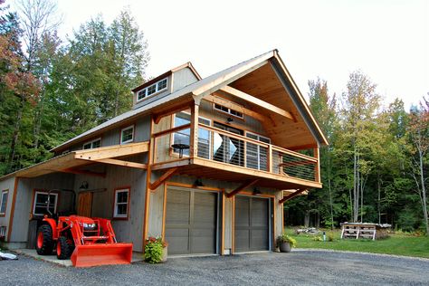 Terrific modern-rustic apartment atop a garage, workshop and farm utility space. Tractors and million dollar views. Carriage House Apartments, Garage Apartment Plan, Carriage House Garage, Garage Guest House, Carriage House Plans, Garage Loft, Garage Apartment Plans, Pole Barn House Plans, Garage Apartments