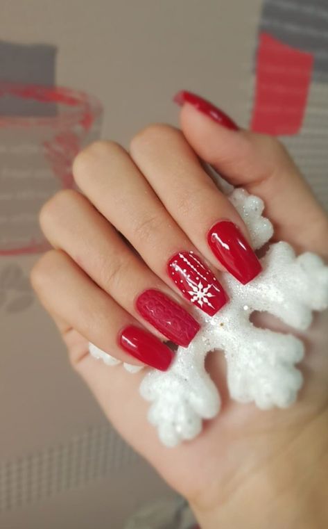 White And Red Nail Designs, Nail Xmas, Winter Christmas Nails, Winter Nail Art Designs, Christmas Nail Art Ideas, 2023 Nail, Natural Nail Designs, Christmas Gel, Christmas Manicure