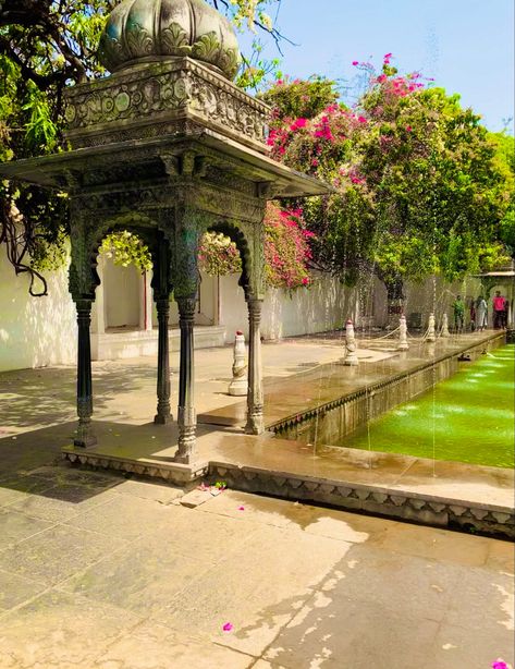 Indian Garden Aesthetic, Indian Haveli Aesthetic, City Palace Udaipur, Udaipur India, Indian Garden, Ancient Indian Architecture, Holiday Travel Destinations, Dreamy Photography, Indian Architecture