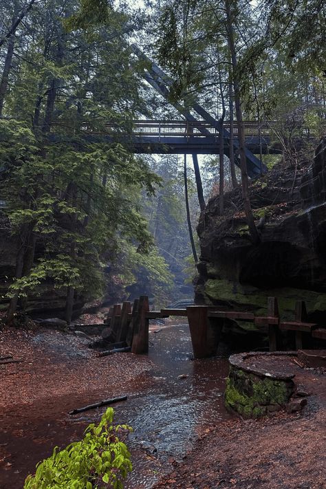 Hiking Old Man’s Cave in Hocking Hills State Park Caves And Caverns, Ohio Hiking, Ohio State Parks, Beginner Hiking, Ohio Photography, Hocking Hills State Park, Building Aesthetic, Ohio Travel, Hiking Photography