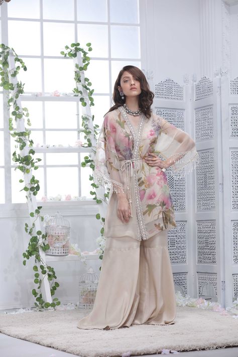 Heavy Dresses, Woman Dresses, Stylish Short Dresses, Pakistani Fancy Dresses, Pakistani Dresses Casual, Pakistani Fashion Party Wear, Beautiful Pakistani Dresses, Salwar Kamiz, Indian Gowns Dresses