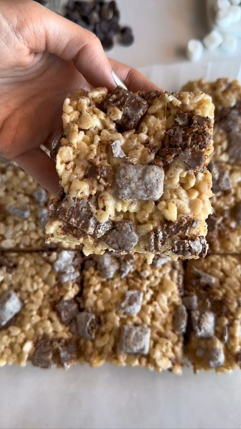 Muddy Buddies Rice Krispies Treats - Dee & Sweets Oreo Rice Krispie Treats, Oreo Rice, Chocolate Rice Krispies, Muddy Buddy, Shortbread Bars, Mango Cake, Rice Krispies Treats, Muddy Buddies, Krispies Treats