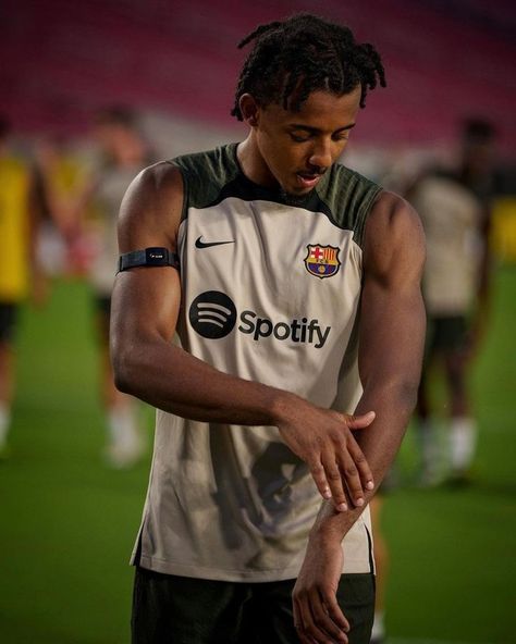 Stylish, Beautiful, gorgeous, sexy, good looking, barcelona squad, hot, barcelona, warm, training, football, night time, midnight, drip, Jules kounde Football Night, Jules Kounde, Training Football, Barcelona Players, Smash Book, Pretty Men, Fc Barcelona, Football Players, Night Time