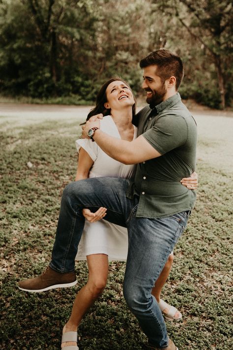 Engagement Photo Ideas Funny, Fun Engagement Photo Shoot Ideas, Funny Prenup Photoshoot Ideas, Silly Couple Photoshoot Poses, Goofy Couple Photoshoot Ideas, Fun Poses For Couples, Goofy Couple Photoshoot, Fun Photoshoot Ideas For Couples, Playful Engagement Photos Ideas