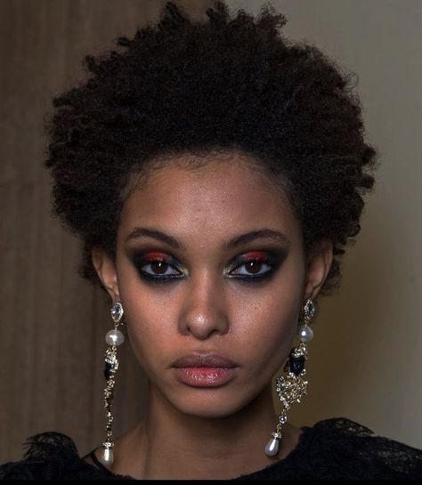 Matte Make Up, Easy Updos For Medium Hair, Mekap Mata, Red Eyeshadow, Smink Inspiration, Black Eyeshadow, Edgy Makeup, Looks Black, Makeup For Black Women