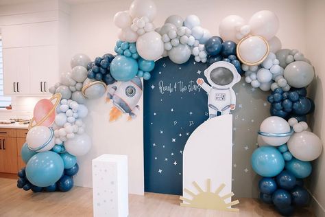 Reach 4 the stars!!🚀 . . . #space #stars #spaceparty #spacethemedparty #spacetheme #astronauts #balloons #balloongarland #balloondecor | Instagram Outer Space Baby Shower, Planet Birthday, Space Party Decorations, Baby First Birthday Themes, Baby Boy Invitations, Instagram Reach, Baby First Birthday Cake, Space Theme Party, Astronaut Birthday