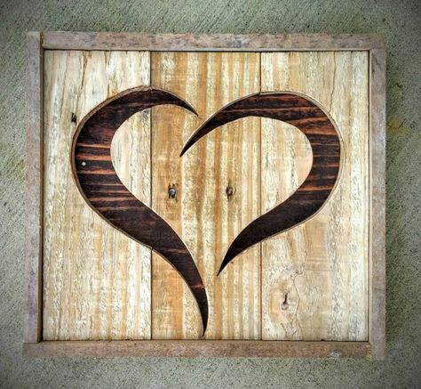 Woodworking Photography, Into The Wood, Pallet Crafts, Diy Holz, Wooden Candles, Wood Pallet Projects, Wood Hearts, Pallet Art, Wood Creations