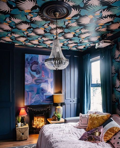 How WOW does that wallpaper look against the dark backdrop? Image: @layered.home Fancy Painting, Family Meetings, Geometric Removable Wallpaper, Old Victorian House, Wallpaper Ceiling, Diy Ceiling, Bad Design, White Ceiling, Painted Ceiling