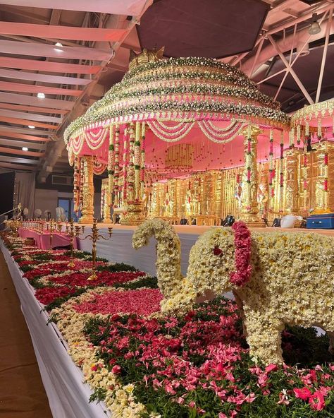 Mandapam Decoration Marriage, Pelli Mandapam Decoration, Hindu Wedding Stage, Muhurtham Decor, Indian Mandap, Marriage Hall Decoration, Hindu Wedding Decorations, Engagement Stage Decoration, Mandap Design