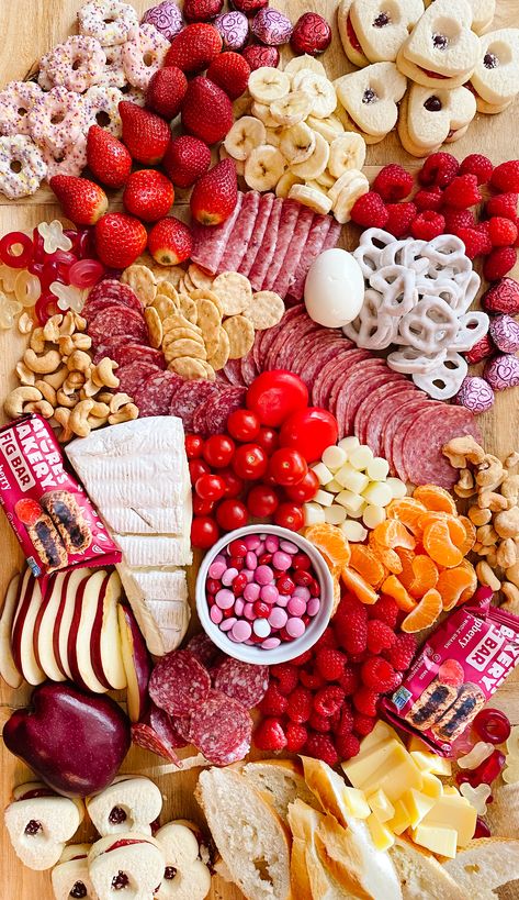 Valentines Dinner Ideas, Valentines Board, Dinner Ideas For Kids, Valentine Dinner Party, Valentines Party Food, Galentines Day Ideas, Valentines Brunch, Valentines Dinner, Valentines Snacks