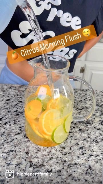 Abba & Angie | Plantbased Foodies on Instagram: "💦 Orange Lime Flush 😋 I love oranges because of how juicy, sweet yet tangy that are so If you’re an orange lover (like me 😉) this is the perfect way to hydrate your body! And that lime…adds that zest to electrify your cells to give you the boost you need to get up and at it! ⬇️ BENEFITS ⬇️ But first…. If you’re not following -> Follow 🏃🏽‍♀️ If you are following -> Share 👉🏽 If you read this far -> Comment 🗣 Did you know… 🍊: vitamin c super Spa Ideas, Fruit Infused Water, Fruit Water, Body Cleanse, Fruit Infused, Detox Your Body, Detox Water, Detox Juice, Infused Water