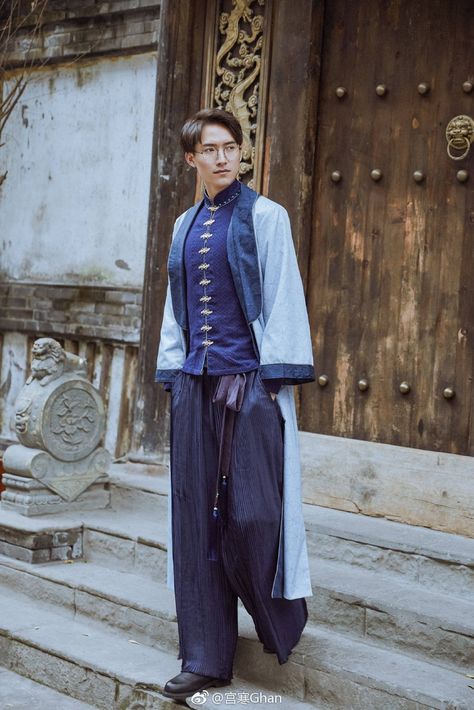 Chinese Historical Fashion Men, Chinese Outfits Modern Men, Modern Chinese Fashion Men, Male Chinese Clothing, Chinese Male Fashion, Modern Hanfu Men, Chinese Traditional Dress Men, Traditional Chinese Clothing Male, Korean Formal Outfit