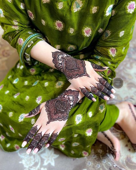 Henna Styles, Mehndi Designs Bridal Hands, Very Simple Mehndi Designs, Simple Mehndi Designs Fingers, Modern Mehndi Designs, Stylish Mehndi, Stylish Mehndi Designs, Mehndi Designs Front Hand, Bridal Mehendi Designs