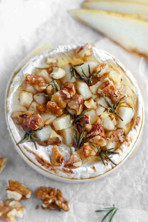 Baked Camembert with Pear (5-MINUTE prep!) - That Cute Dish! Baked Camembert, Easy Weekday Meals, Christmas Recipes Appetizers, Healthy Appetizer Recipes, Best Appetizer Recipes, Pecan Nuts, Dried Figs, Quick Dinner Recipes, Easy Appetizer Recipes