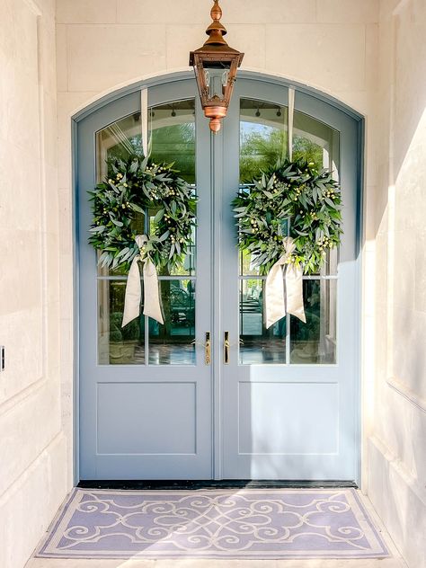 Luxe Fall Entryway - Randi Garrett Design Entryway Foyer Ideas, Fall Entry Table, Fall Entry, Elegant Fall Decor, New Home Exterior, Traditional Front Doors, Double Door Wreaths, Blue Front Door, Fall Entryway