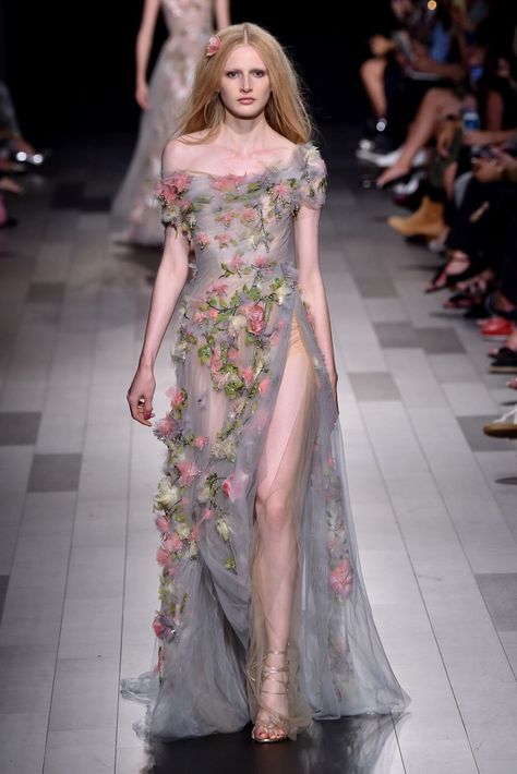 𖧷 on Twitter: "marchesa spring 2018… " Fairytale Runway, High Fashion Dresses Couture, Flower Inspired Outfits, Marchesa Spring, Runway Gowns, Dresses Flowers, Runway Outfits, Fairytale Fashion, Spring Couture