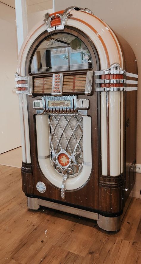 Old Jukebox Vintage, Vintage Juke Boxes, Retro Jukebox Aesthetic, Jukebox Vintage Aesthetic, Juke Box Aesthetic, Juke Box Vintage, Old Diner Aesthetic, Jukebox Aesthetic, Jukebox Vintage