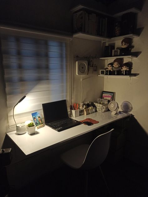 An image of desk setup, desk makeover, kpop shelf, night lamp and work from home set up My Own Room Aesthetic, Low Budget Room Ideas, Low Budget Aesthetic Room, Work Area Aesthetic, Boarding Room Decor, Low Budget Desk Setup, Low Budget Room Design, Simple Dark Room Aesthetic, Room Inspo With Desk