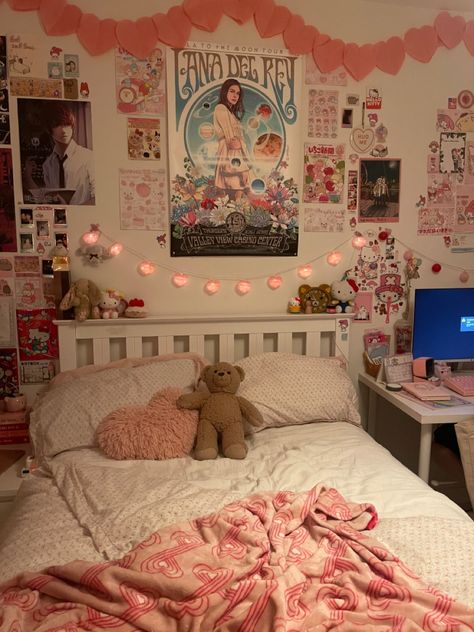 Cute Bedroom Inspo Pink, Small Bedroom Ideas No Windows, Strawberry Bathroom Aesthetic, Pink Apartment Aesthetic Bedroom, Bedroom Ideas Sanrio, Cute Pink Bedroom Aesthetic, Sanrio Themed Bedroom, Paper Room Decor Diy, Kawaii Aesthetic Bedroom