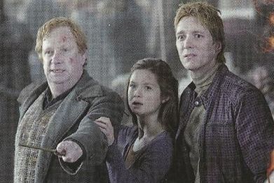 hp7 Weasley Twins And Ginny, Ginny And George, Mr Weasley, The Battle Of Hogwarts, Battle Of Hogwarts, Weasley Family, Harry And Ginny, Hp Harry Potter, Phelps Twins