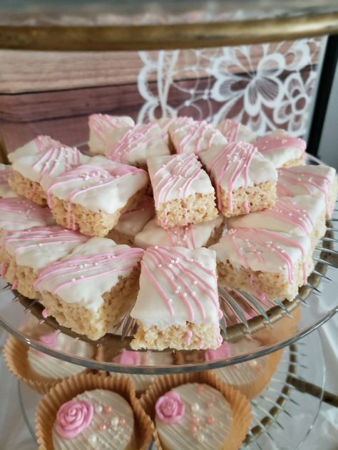 Mini rice krispy treats Rice Crispy Treats Party Favors, Pink Rice Crispy Treats, Cowgirl Baby Shower Theme, Gender Reveal Food, Coquette Birthday, Treat Business, Quince Cakes, Chocolate Rice Krispie Treats, Quinceanera Pink